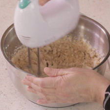 Agregar el mazapán molido, hasta integrar todos los ingredientes.