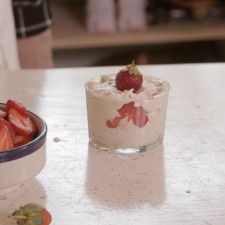 Decorar con trocitos de mazapán y trozos de fresa, refrigerar durante 10 minutos. Servir frío o a temperatura ambiente.