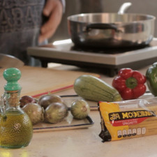 Ingredientes para receta hielos al gusto pimienta negra molida al gusto sal al gusto 2 cucharadas de aceite de oliva 1 diente de ajo 1 pieza de pimiento morrón verde 1 pieza de pimiento morrón rojo 1 pieza de calabacita italiana 6 piezas de jitomate bola 1 pieza de berenjena 450 cucharadas de pasta de spaghetti La Moderna
