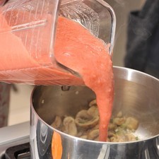 Añadir el jitomate molido a la olla, agregar el epazote, sazonar con sal y pimienta y dejar cocer a fuego bajo tres minutos. Agregar el caldo, rectificar sazón y dejar hervir por 5 minutos más.