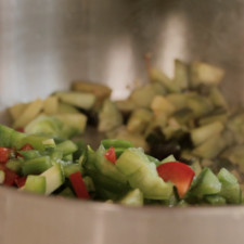 Calentar el aceite y sofreír el ajo picado un par de minutos, agregar la berenjena picada y continuar cociendo durante 5 minutos más o hasta que esté suave.