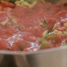 Añadir el jitomate picado, sazonar con pimienta, el jitomate molido. Tapar y cocer a fuego bajo hasta que las verduras estén cocidas.