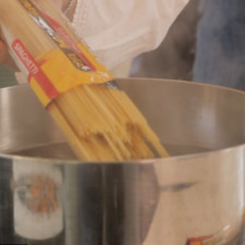 Poner a hervir agua en una olla. Agregar sal y una vez que recupere el hervor agregar la pasta y mezclar. Dejar hervir aproximadamente de 7 a 9 minutos hasta que esté al dente firme por dentro suave por fuera.