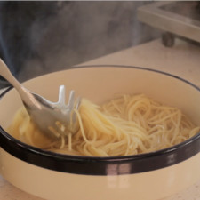 Colocar la pasta de spaghetti cocido La Moderna en la ensaladera.