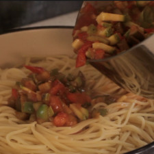 Agregar la mezcla de verduras y revolver para integrar los ingredientes.
