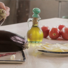 Ingredientes para salsa sal al gusto 1 diente de ajo 1 pieza de chile de árbol seco 5 piezas de jitomate guaje Ingredientes para la berenjena aceite de oliva al gusto palillos al gusto sal al gusto 250 gramos de jamón de pavo 10 rebanadas de queso manchego 2 piezas de berenjena