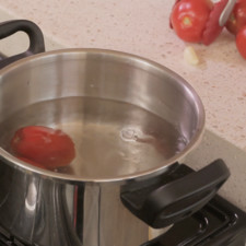 Para preparar la salsa; Poner a hervir los jitomates, chile de árbol previamente desvenado y el diente de ajo en una olla con un poco de agua durante 5 minutos.