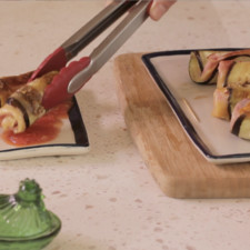 Para servir hacer un espejo de salsa sobre el plato y colocar dos rollitos de berenjena.