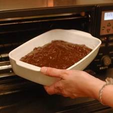 Vaciar en un molde previamente engrasado y enharinado. Hornear en horno precalentado a 325 °F (170°C) durante 20 minutos a hasta que estén cocidos, pero no dorados. Dejar enfriar y cortar en cuadritos.