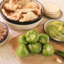 Ingredientes para receta desinfectante de verduras al gusto 12 piezas de tostadas de maíz 1 pieza de aguacate 1/4 manojo de cilantro 1 taza de frijoles refritos sal al gusto 1 diente de ajo 2 piezas de chile serrano 7 piezas de tomate verde (tomatillo) 200 gramos de chicharrón de puerco