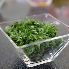 Desinfectar el cilantro en un tazón con suficiente agua y unas gotas de desinfectante durante 5 minutos. Escurrir y picar finamente.