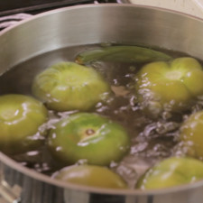 Para preparar la salsa verde; poner a hervir los tomates con los chiles serrano sin rabo durante 3 minutos, solo hasta que se tornen más oscuros. Es importante que la piel no se reviente para que no amarguen.