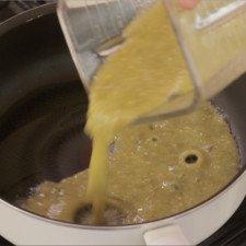 Sofreír la salsa en un poco de aceite de oliva un par de minutos.