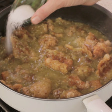 Agregar el chicharrón troceado y dejar hervir unos minutos más. Rectificar sazón.