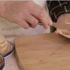 Para armar las tostadas; untar un poco de frijoles refritos sobre la tostada.
