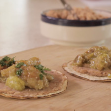 Añadir un poco de chicharrón en salsa verde y decorar con cilantro picado y rodajas de aguacate.