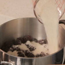 Para preparar el relleno; Poner a cocer las zarzamoras y el azúcar en una olla honda mediana.
