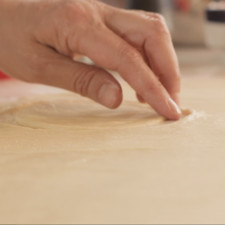 Para armar las empanadas; Extender la masa en una base plana enharinada, y formar discos de 9 cm de diámetro y ½ cm de grosor y barnizar con huevo.