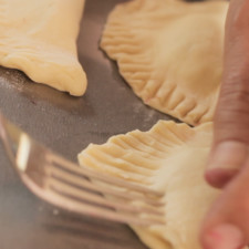 Cerrar la orilla, presionando con un tenedor para formar las empanadas.