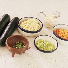 Ingredientes para receta 1 pieza de zanahoria 1 taza de pollo deshebrado sal al gusto 1 vara de apio 1 taza de mayonesa 1 pieza de chile serrano 2 piezas de pepino