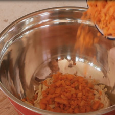 Colocar en un tazón el pollo deshebrado, la zanahoria picada.