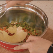 Añadir la taza de mayonesa. Revolver bien con la pala para integrar todos los ingredientes. Rectificar sazón.