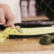 Cortar la punta del pepino y descartarla, Cortar en dos partes. Ahuecar el pepino retirando las semillas con la ayuda de una cuchara.