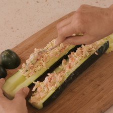 Rellenar cada mitad de pepino con la mezcla de pollo y presionar bien con la cuchara para que quede bien compactada por dentro.