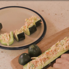 Cortar el pepino en rebanadas y colocar en un platón.