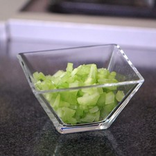 Lavar bien los pepinos con suficiente agua. Picar finamente la zanahoria, chile serrano y la vara de apio y reservar.