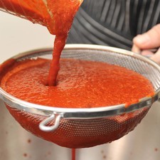 Pasar por un colador de malla fina con ayuda de una cuchara, así se eliminan restos de semillas y piel de los chiles. El resultado debe ser una salsa fina. S 2029 1475634130