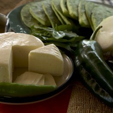 Ingredientes para receta 300 gramos de queso panela aceite de oliva al gusto pimienta negra molida al gusto sal al gusto 2 ramas de epazote 1 pieza de chile serrano 2 piezas de chile poblano 1 pieza de cebolla blanca 10 piezas de penca de nopal Rs 1497906265