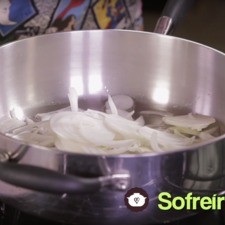 Rebanar la cebolla en rodajas. Cortar el queso en cubos a tamaño bocado. Cortar las pencas de nopal en tiras delgadas. Rebanar en tiras el chile poblano descartando la parte blanca y el chile serrano descartando semillas y venas. Picar las hojas de epazote y el chile serrano. Calentar el aceite en el sartén y cuándo esté caliente sofreír las rodajas de cebolla durante 3 minutos. Rs 1497907023
