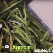 Añadir tiras de chile poblano, chile serrano, y las hojas de epazote picadas, revolver bien con la pala. Rs 1497907052