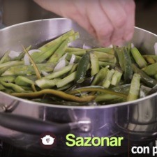 Sazonar con pimienta y sal y continuar cociendo durante 5 minutos más o hasta que todo esté suave. Rs 1497907070