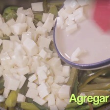 Agregar los cubos de queso y rectificar sazón, continuar cociendo un par de minutos más. Rs 1497907080