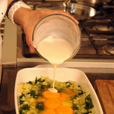 Mezclar el yogur y el ajo machacado con una pizca de sal en un tazón, batir con un globo hasta obtener una pasta suave y poner sobre los huevos y la espinaca. Hornear a 350°F(175°C) durante 12 minutos o hasta que los huevos cuajen.