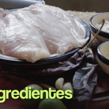 INGREDIENTES 720g de filete de pescado ½ taza de harina 1 cucharada de ajo finamente picado 2 chiles guajillo cortados en tiras Jugo de 2 limones 2 cucharadas de aceite de canola Sal y pimienta negra molida al gusto