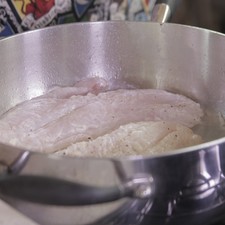 Colocar la harina de trigo en el plato y enharinar los filetes por ambos lados. Sacudir para eliminar el exceso. Calentar el aceite de canola en el sartén y freír cada filete de huachinango hasta dorar por ambos lados. Retirar y reservar.