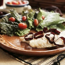 Servir los filetes de pescado adornados con las rodajas de guajillo. Acompañar con arroz blanco.