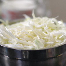 Cortar la col en tiras delgadas y el brócoli en floretes pequeños.