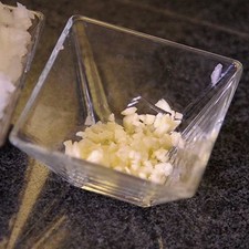 Picar finamente el diente de ajo, la cebolla y el chile serrano en rodajas.