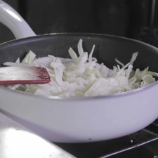 Añadir la col en tiras y continuar cociendo durante 3 minutos más.