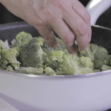 Incorporar los floretes de brócoli.