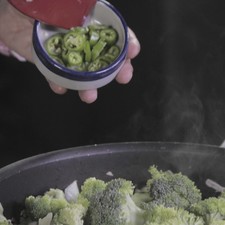 Agregar rodajas de chile serrano y sazonar con pimienta y sal.