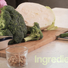 Ingredientes para receta 2 cucharadas de aceite de oliva 1/4 taza de nuez picada pimienta negra molida al gusto sal al gusto 1/4 pieza de cebolla blanca 1 pieza de chile serrano 1 diente de ajo 1 pieza de brócoli 1/2 pieza de col o repollo