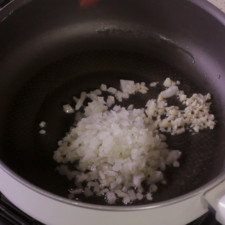 Calentar el aceite en el sartén y cuando esté caliente sofreír la cebolla picada y el ajo picado un par de minutos.