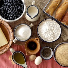 Ingredientes para las pechugas aceite de canola al gusto palillos al gusto pimienta negra molida al gusto sal al gusto 2 piezas de huevo 2 tazas de pan molido 1 taza de leche de vaca 1 1/2 tazas de harina de trigo 4 piezas de milanesa de pollo Ingredientes para el relleno 4 rebanadas de queso gruyere 1 pieza de chile chipotle adobado 3/4 taza de azúcar blanca 3 tazas de blueberry