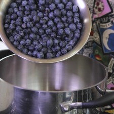 Picar finamente el chile chipotle adobado. Para preparar el relleno; Poner a cocer los blueberries (moras azules).