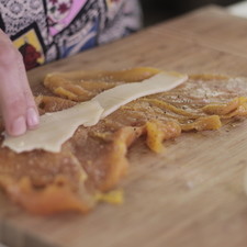 Para preparar las pechugas; Colocar las milanesas de pollo sobre una tabla para picar y salpimentar. Poner una rebanada de queso gruyere sobre cada milanesa.